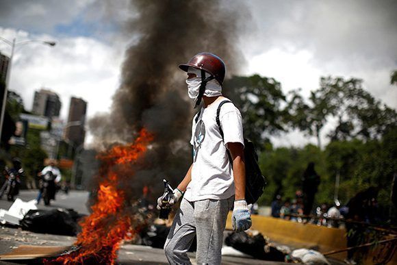 Un manifestante durante una marcha de protesta contra el Gobierno de Nicolás Maduro en Caracas, Venezuela, el 26 de julio de 2017. Foto: Carlos Garcia Rawlin / Reuters.