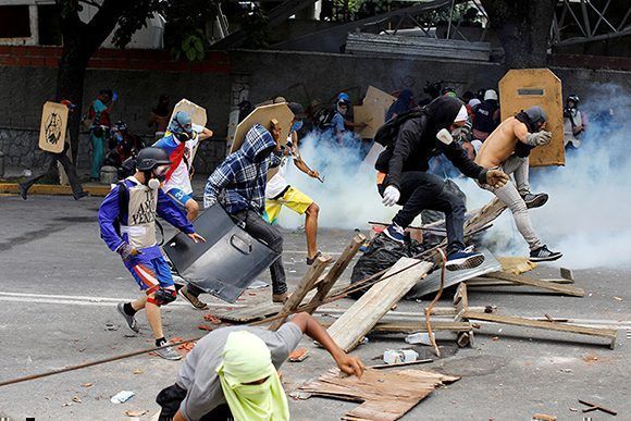 Varios manifestantes durante una protesta contra el Gobierno de Maduro en Caracas, Venezuela, el 26 de julio de 2017. Foto:Carlos Garcia Rawlin/ Reuters.