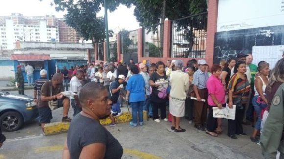 Para este ensayo el CNE de Venezuela habilitó dos mil máquinas, dispuestas en mil 942 mesas de 551 centros de votación. Foto: @VillegasPoljak.