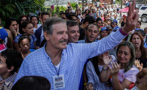 Vicente Fox participaron como “observadores” de la encuesta antichavista de tipo plebiscitario, sin asidero constitucional y sin la participación de la institución correspondiente. Foto: EFE.