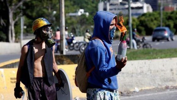 Un joven venezolano aseguró haber recibido diferente tipos de drogas, que la mayoría consumía en las manifestaciones de la oposición y los hacía "hacer locuras". Foto: Reuters.
