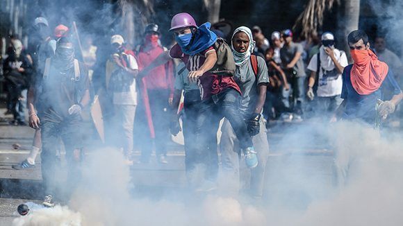 Opositores venezolanos en una de sus violentas manifestaciones. Foto: Juan Barreto/ Reuters,