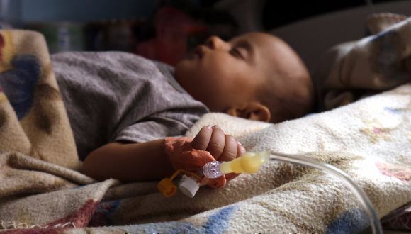 Niño víctima de la epidemia de cólera. Foto: Cruz Roja Internacional.