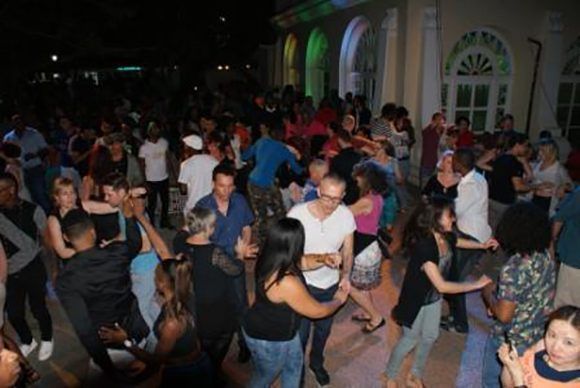 Bailar casino en Cuba, algo más que una tradición. Foto cortesía del autor.