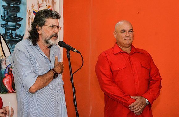 Intervención de Abel Prieto (I), ministro de Cultura, durante la inauguración de la exposición fotográfica Fidel Retrato Íntimo, de Alex Castro (D), en la Casa del Alba Cultural, en La Habana, el 2 de agosto de 2017. Foto: Marcelino Vázquez/ ACN.