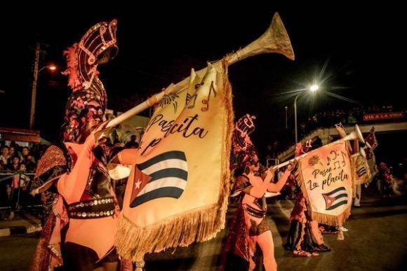 Espectáculo Tricontinentalísima, del Paseo La Placita, de la provincia de Santiago de Cuba, durante el Carnaval Holguín 2017. Foto: Juan Pablo Carreras/ ACN.