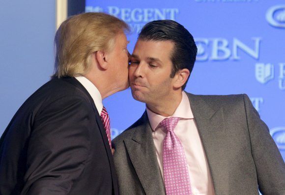 Trump y su hijo. Foto: Reuters.