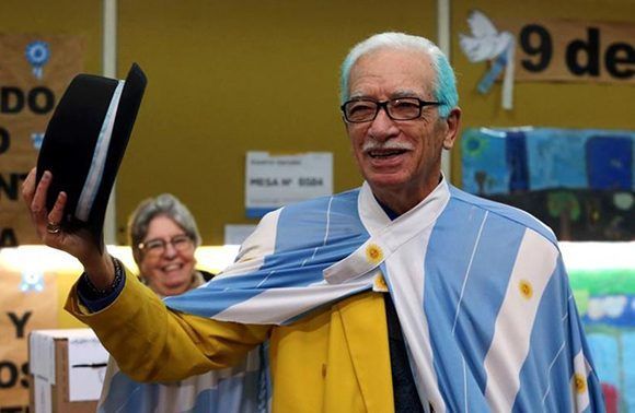Un hombre llamado Jorge Williams, que luce los colores de la bandera de Argentina en su capa y su cabello, saluda al llegar a votar en las elecciones primarias para los comicios legislativos de medio término en octubre en Buenos Aires, Argentina, el 13 de agosto de 2017. Foto: Reuters.