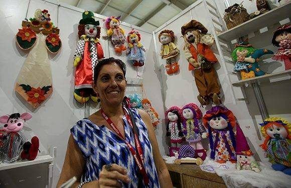 Jacqueline Arencibia, una de las artesanas que da vida a hermosas muñecas en el proyecto Bazar de sueños. Foto: Irene Pérez/ Cubadebate.