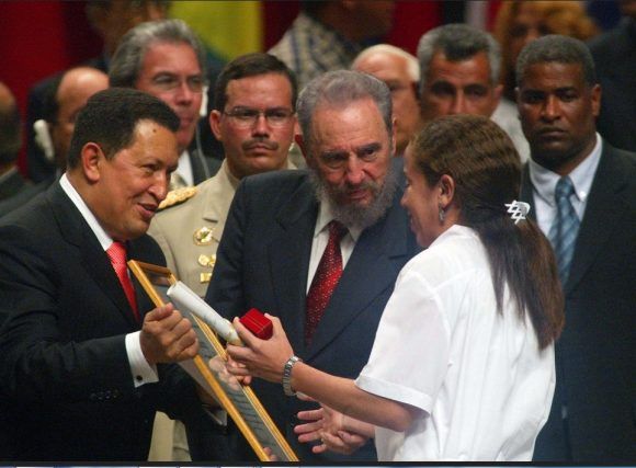 Fidel y Chávez en la Primera Graduación de la ELAM. Foto: Estudios Revolución / Sitio Fidel Soldado de las Ideas