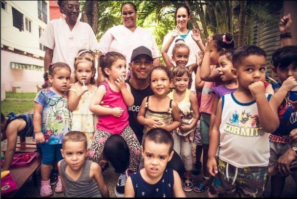 Hamilton con niños cubanos. Así escribe en su cuenta de Instagram lewishamiltonHappy Sunday everyone! With love, from Cuba 🇨🇺❤️ @unicef #GodBless. Foto: Cuenta de Instagram de Lewis Hamilton