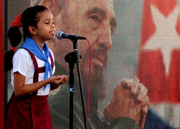 La pionera Marian Gómez Labañino recita un poema en homenaje a Fidel. Foto: Cinthya García Casañas/ Cubadebate.