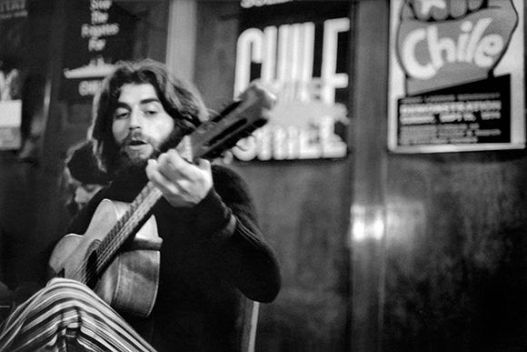 Joaquín Sabina en Londres, en 1975, en una fotografía que aparece en la biografía del artista escrita por Julio Valdeón.