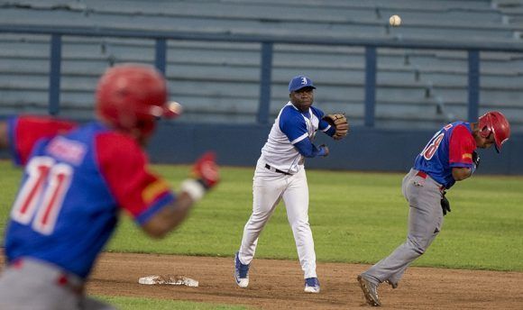 Industriales realizó varios doble play en el partido. Foto: Ismael Francisco/ Cubadebate.