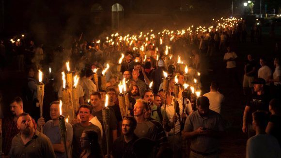 La marcha del pasado viernes en la Universidad de Virginia recordó a las agrupaciones del Ku Klux Klan. Foto: Reuters