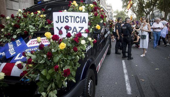 Los Mossos d'Esquadra reciben numerosas muestras de apoyo después de participar en la manifestación. Foto: 