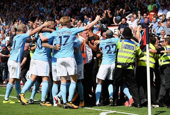 El Manchester City celebra su increíble victoria en un partido de 100 minutos. Foto: Mike Hewitt/ Getty Images. 