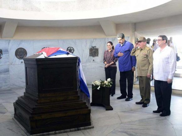Maduro y Raúl, junto a Cilia Flores y Bruno Rodríguez rindieron tributo a José Martí en el Cementerio de Santa Ifigenia, 15 de agosto de 2017. Foto: Estudios Revolución