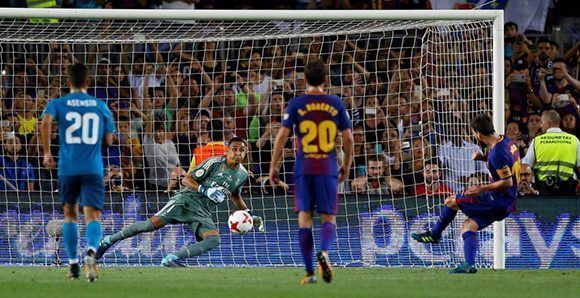 Messi empató tras un cuestionable penal sobre Suárez. Foto: Reuters.