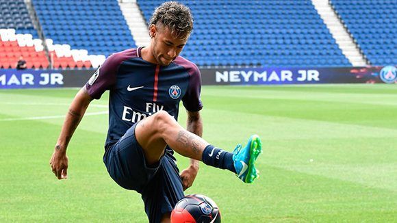 Neymar en su presentación con el PSG en el Parque de los Príncipes. Foto tomada de Marca.