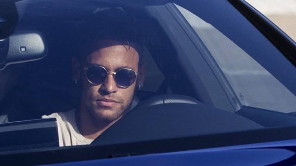 Neymar se dirigió a las oficinas del club para comunicar su decisión de irse. Foto: EFE.