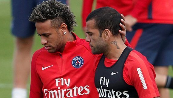 Neymar y Dani Alves, en un entrenamiento del PSG. Foto: Reuters.