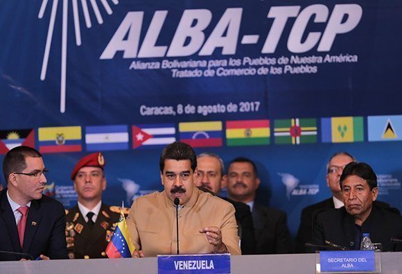"Le propongo al ALBA y a los liderazgos poderosos de los países presentes que iniciemos con la iniciativa de ustedes un diálogo por el respeto de Venezuela", dijo Maduro en el ALBA. Foto: Prensa Miraflores.
