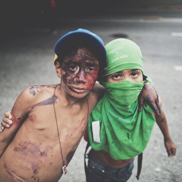 Niños durante una manifestación violenta de la oposición en Altamira, disfrados de “guarimberos”.