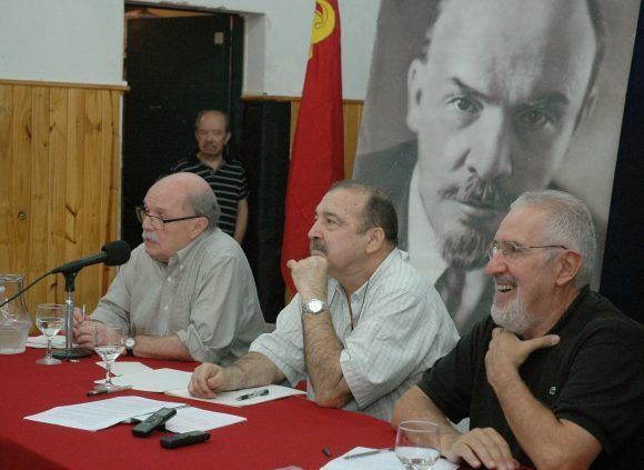 Patricio Echegaray en un evento sobre la Revolución Socialista de Octubre. A su derecha, el destacado intelectual argentino Atilio Borón