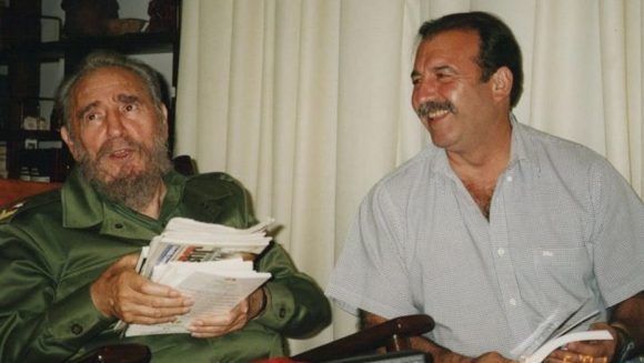 Patricio Echegaray junto a Fidel Castro, compartiendo en el despacho del líder histórico de la Revolución Cubana. Foto: Archivo