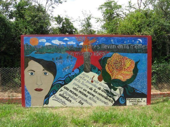 Un mural firmado por Espíndola y Saavedra que se levanta en el terreno donde fueron enterrados los caidos el 31 de agosto de 1967 recuerda a Tania y a sus compañeros.