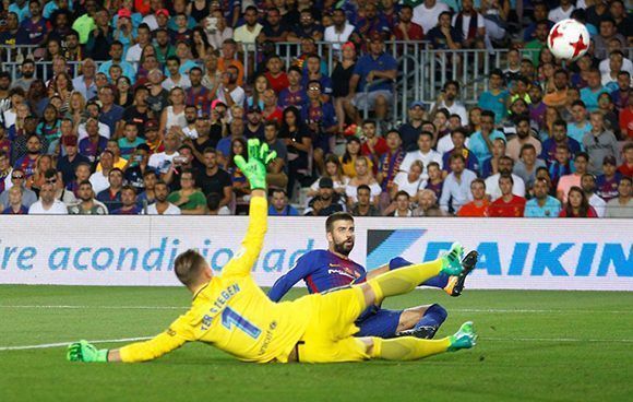Piqué marcó en propia puerta el primero del partido. Foto: Reuters.