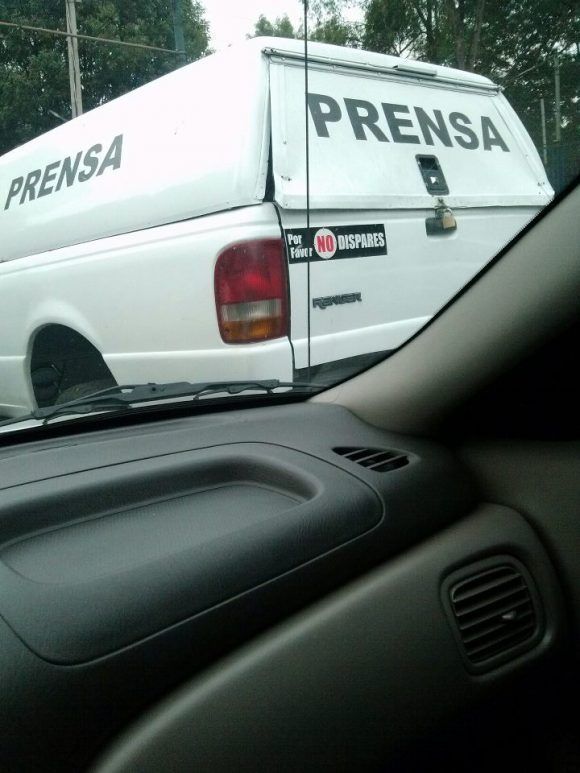 Un auto de la Prensa en México: Por favor, No Dispares. Foto: tomada de Facebook