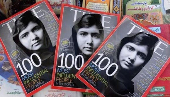 Vista de varios ejemplares de la revista TIME donde se observa a la joven activista pakistaní Malala Yousafzai. Foto: EFE/ Archivo.