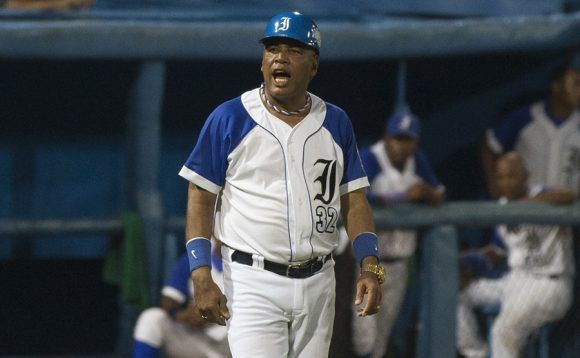 Víctor Mesa de coach de tercera base. Foto: Ismael Francisco/ Cubadebate.