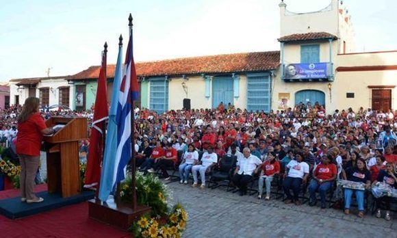 Teresa Amarelle Boué (I), Secretaria General de la Federación de Mujeres Cubanas (FMC), pronuncia las palabras centrales del acto nacional por el aniversario 57 de la FMC, en la Plaza San Juan de Dios, en Camagüey, el 23 de agosto de 2017. ACN FOTO/ Rodolfo BLANCO CUÉ/sdl