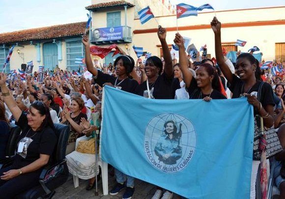 Participantes en el acto nacional por el aniversario 57 de la Federación de Mujeres Cubanas (FMC) en la Plaza San Juan de Dios, en Camagüey, el 23 de agosto de 2017. ACN FOTO/ Rodolfo BLANCO CUÉ/sdl