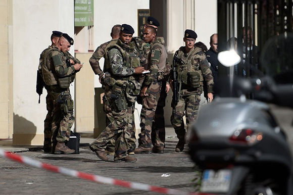 Soldados franceses reunidos en el lugar donde un vehículo atropello a 6 soldados. Foto: AFP.