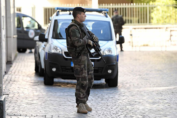 Soldado francés monta guardia cerca de la zona del atropello. Foto: AFP.