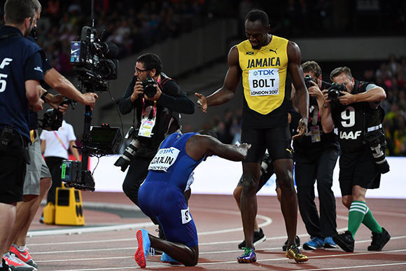 Justin Gatlin, flamante campeón, se rinde ante Usain Bolt. Foto: @matiasbaldo 