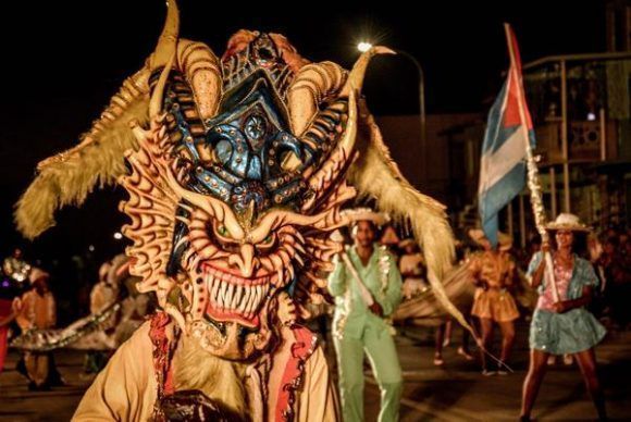 Desfile de carrozas y comparsas del Carnaval Holguín 2017, en la ciudad de Holguín, Cuba, el 18 de agosto de 2017. ACN FOTO/Juan Pablo CARRERAS/oca