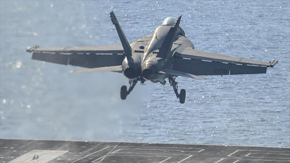 Un cazabombardero estadounidense F/A-18 Hornets despega para realizar bombardeos en Siria. Foto: Hispantv.