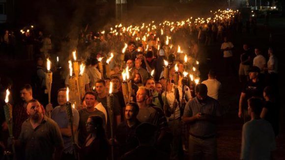 Nacionalistas blancos llevan antorchas en los terrenos de la Universidad de Virginia, en vísperas de una reunión planeada de Unite The Right en Charlottesville.
