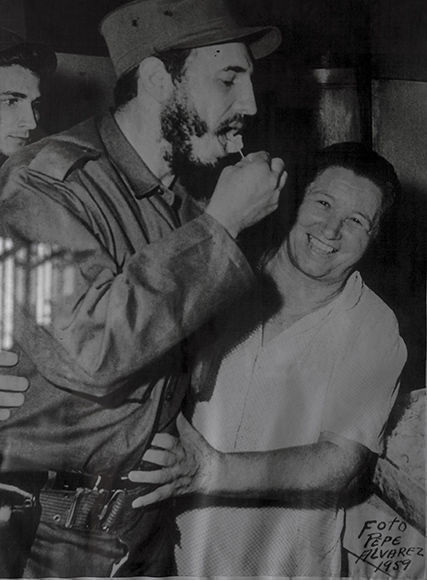Fidel junto a María Covadonga, lpropietaria del Restaurante, el 6 de enero de 1959. Foto: Pepe Alvarez.