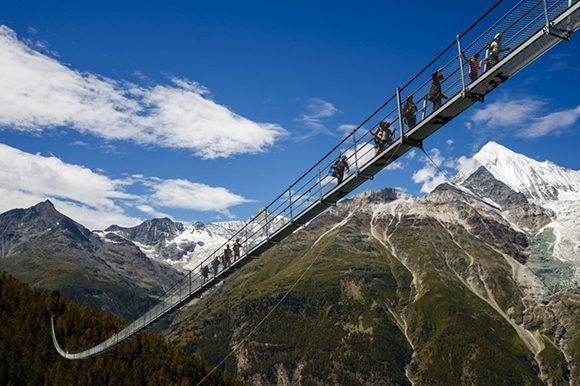 La construcción suspendida en los Alpes, con una longitud de 494 metros, conecta los pueblos de Zermatt y Grächen. Foto: Valentin Flauraud/ EFE.