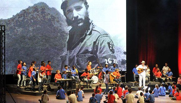 Homenaje de La Colmenita a Fidel por su 90 cumpleaños. Foto: José R. Rodríguez Robleda