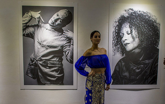 Una mirada entre nostálgica y admirada es la que arroja Joanne Soto Fernández (“Titina”) en su expo. Foto: Ismael Francisco/ Cubadebate.