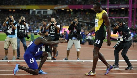 La imagen de la reverencia de Gatlin a Bolt que ya es historia del deporte. Foto: Reuters