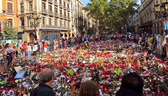 homenaje-en-la-calle-a-victimas-de-barcelona