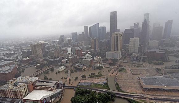Las carreteras alrededor del centro de Houston están vacías, mientras las aguas de la tormenta desbordan la ciudad. Foto: AP.